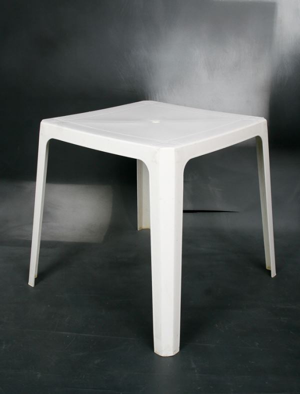 mesa cuadrada de plástico color blanca