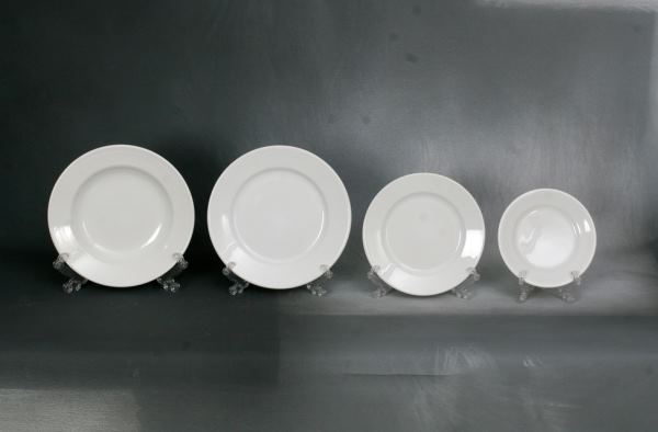 platos planos color blanco exhibidos sobre fondo negro