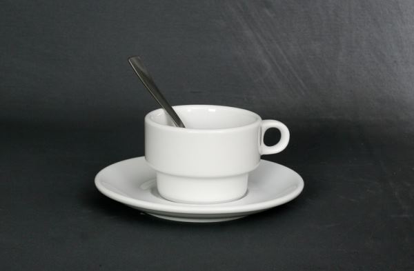 taza de café con plato color blanco