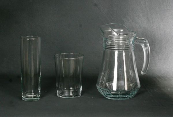 vasos y copas de cristal para fiestas y eventos en un fondo negro