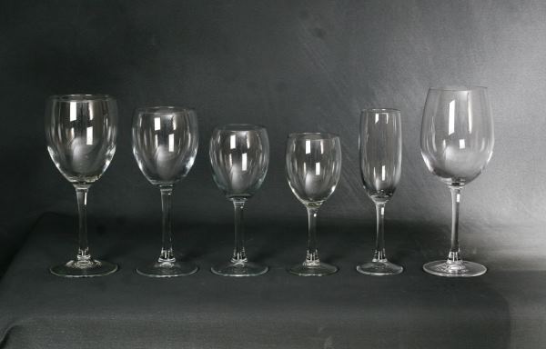 vasos y copas de cristal para fiestas y eventos en un fondo negro