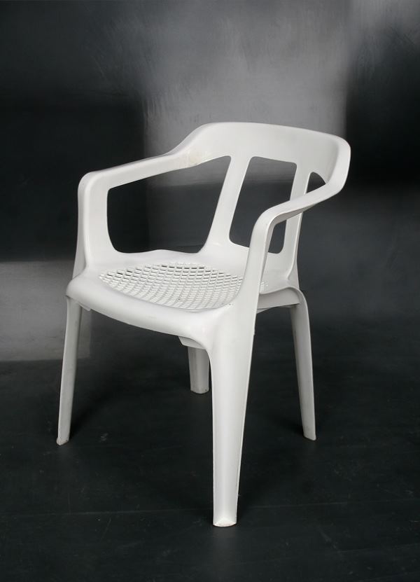 sillón plástico de color blanco
