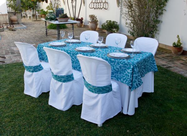 Mesa grande con sillas decorada para una fiesta u evento 