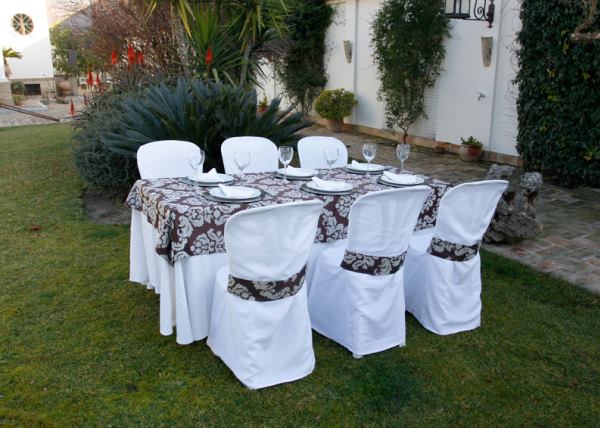 Mesa grande con sillas decorada para una fiesta u evento 