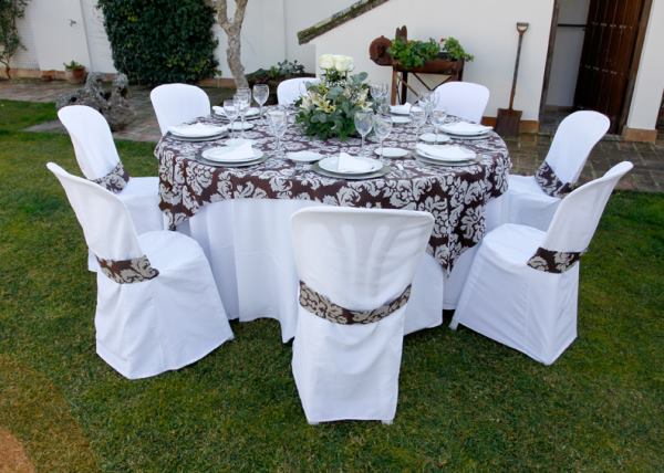 Mesa grande con sillas decorada para una fiesta u evento 