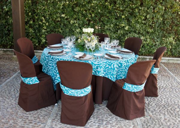 Mesa grande con sillas decorada para una fiesta u evento 